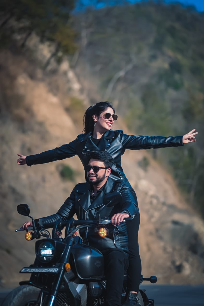 Couple pre wedding shoot at Hauz Khas lake during sunset