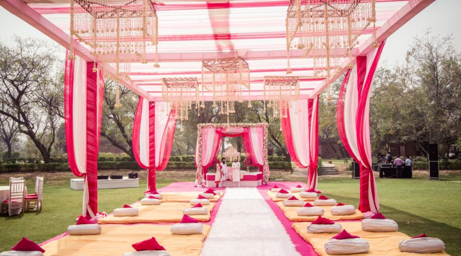 Farmhouse Wedding vs Banquet Hall Wedding: How Do You Choose the Right Venue for Your Big Day?